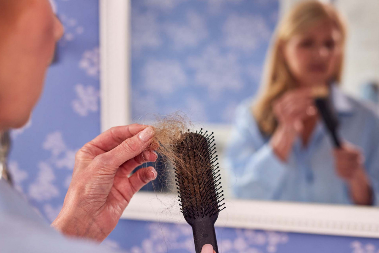 VAŠE OMILJENO PIĆE VAM UNIŠTAVA KOSU: Naučnici otkrili krivce za opadanje i prevremene sede - ali ne očajavajte, postoji rešenje!