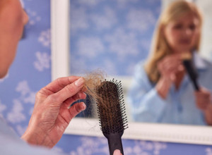 VAŠE OMILJENO PIĆE VAM UNIŠTAVA KOSU: Naučnici otkrili krivce za opadanje i prevremene sede - ali ne očajavajte, postoji rešenje!