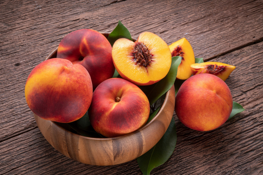 BAKIN PROVERENI TRIK ZA OMEKŠAVANJE BRESKVI: Preko noći će postati sočne i nikad slađe! (VIDEO)