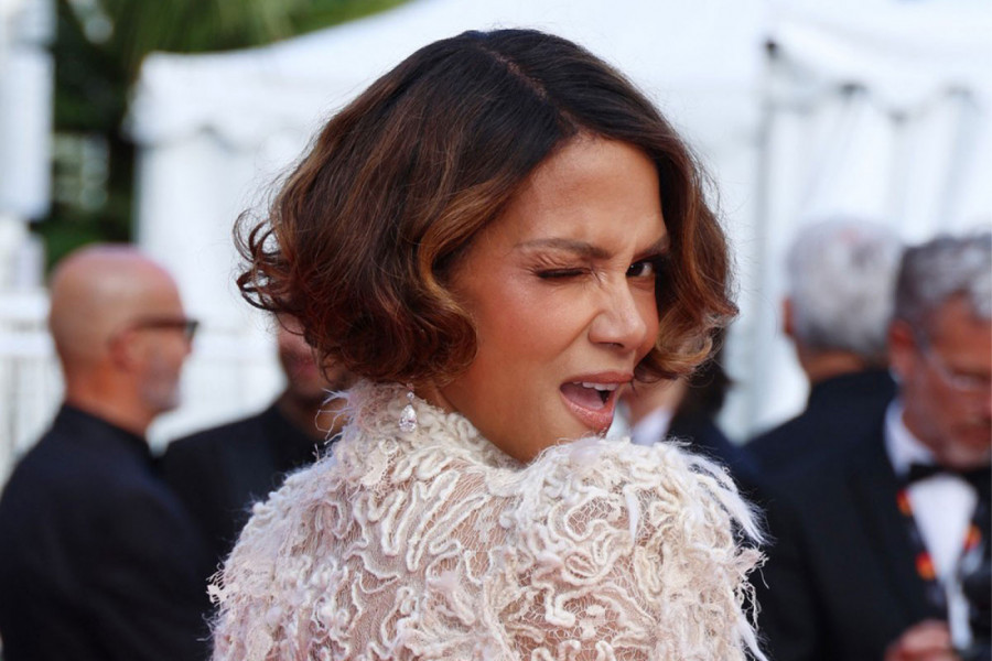 HALE BERI STAJLINGOM ZADALA MODNI UDARAC: A kada se okrenula, opet je dokazala da je vitka figura moguća i sa 59 godina (FOTO)