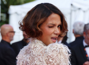 HALE BERI STAJLINGOM ZADALA MODNI UDARAC: A kada se okrenula, opet je dokazala da je vitka figura moguća i sa 59 godina (FOTO)