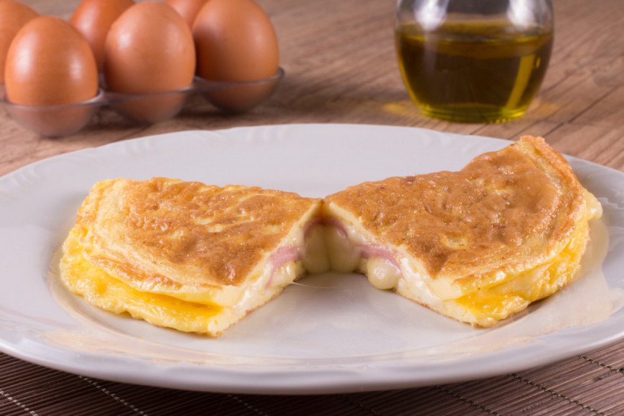 NAJBOLJI OMLET SA SIROM I ŠUNKOM: Jelo za one dane kada nemate vremena, ali želite ukusan obrok bez stajanja pored šporeta
