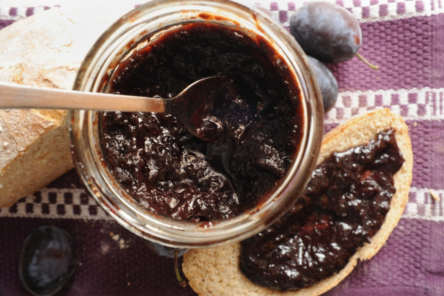 NE BACAJTE ODMAH! Videli ste buđ na džemu i pitate se da li je bezbedno samo skinuti je i jesti ostatak? Evo šta treba da znate