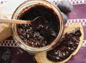 NE BACAJTE ODMAH! Videli ste buđ na džemu i pitate se da li je bezbedno samo skinuti je i jesti ostatak? Evo šta treba da znate