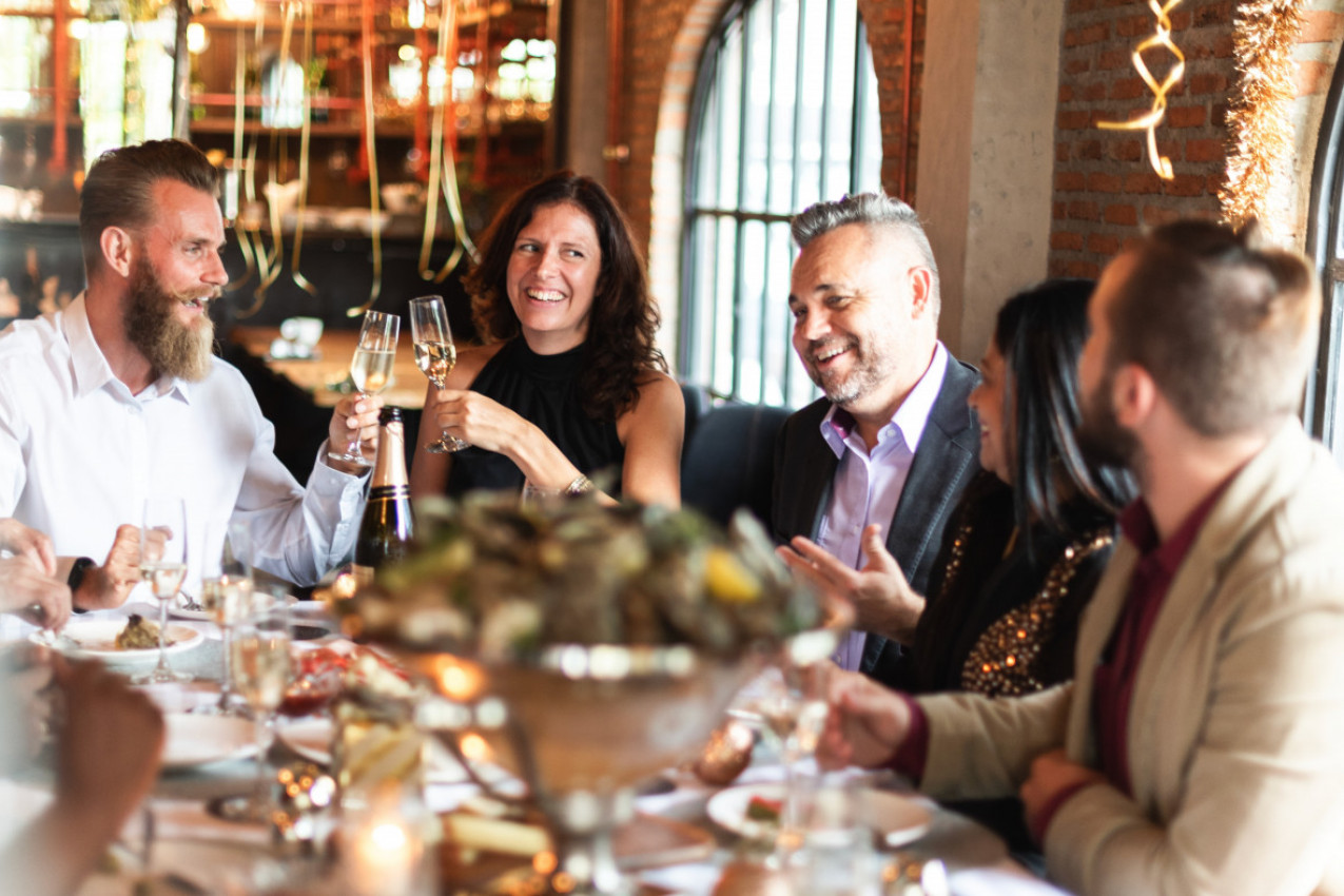 OVA BOJA DOKAZANO IZAZIVA GLAD I ZATO JE VIDITE U SKORO SVIM RESTORANIMA: Evo kako vas kafane mame, a da niste ni svesni toga!