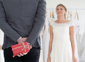 NEVIĐEN GEST NA SVADBI: Brat stao ispred mlade i dao joj nešto što je sve rasplakalo! (VIDEO)