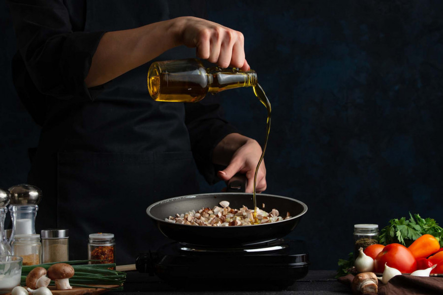 Jednu GREŠKU mnogi prave prilikom pripreme hrane: Evo koliko je ULJA potrebno za prženje