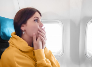 Otišla je na putovanje sa drugaricom, ne sluteći šta će joj se desiti - NOĆNA MORA je počela odmah nakon poletanja! (VIDEO)