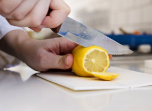 Stavila je LIMUN u zamrzivač: Sledećeg dana nije mogla da veruje šta vidi