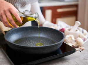 Kako da ulje ne prska svuda po kuhinji tokom prženja: Probajte ovaj TRIK i prostor će biti čist kao suza