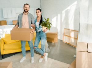 Mladi par (20) kupio NAJRUŽNIJU KUĆU u ulici, staru 100 godina, ali sada im svi zavide!