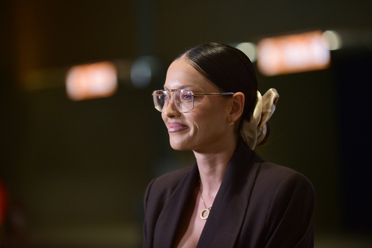 MIRKA VASILJEVIĆ u belom! Glumica u NAJNEŽNIJOJ haljini koja će poslužiti i kao inspiracija budućim mladama (VIDEO)