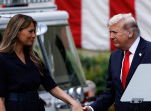 MELANIJA TRAMP stajlingom bacila u drugi plan i predsednika: Ovom modnom kombinacijom je ućutkala i najstrože kritičare (FOTO)