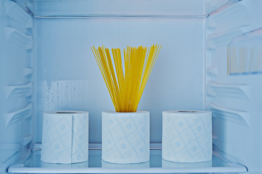 Stavila je rolnu TOALET PAPIRA u fižider i ostavila preko NOĆI: Ujutru je bila ZAPANJENA rezultatom! (VIDEO)