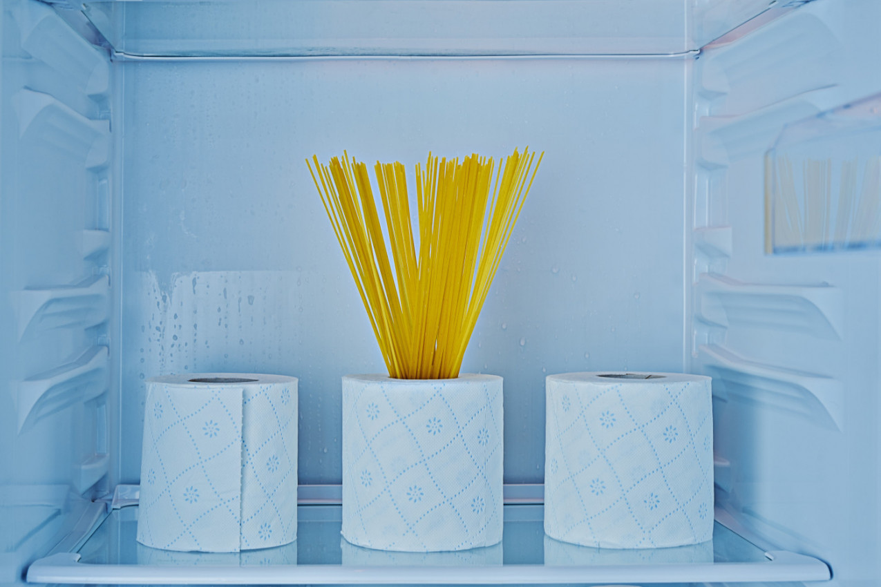 Stavila je rolnu TOALET PAPIRA u fižider i ostavila preko NOĆI: Ujutru je bila ZAPANJENA rezultatom! (VIDEO)