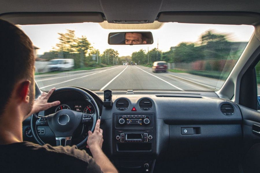Vozio je skoro hiljadu kilometara samo da ZAPROSI DEVOJKU: Ni sanjao nije šta će drugi vozači uraditi za njega!