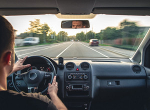 Vozio je skoro hiljadu kilometara samo da ZAPROSI DEVOJKU: Ni sanjao nije šta će drugi vozači uraditi za njega!