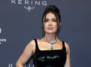 SELMA HAJEK ponela mantil-haljinu od koje zastaje dah, ali svi gledaju samo u OVAJ DETALJ - kako uopšte diše? (FOTO)