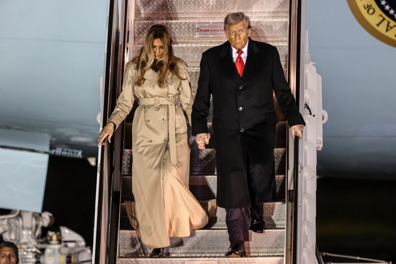 Melanija Tramp obukla najduži mantil koji ćete videti - papreno košta, a vuče se po travi