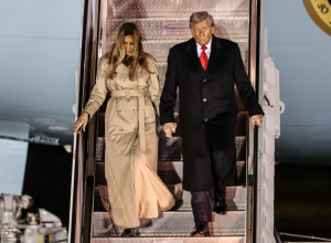 Melanija Tramp obukla najduži mantil koji ćete videti - papreno košta, a vuče se po travi