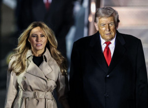 MELANIJA I TRAMP stigli u Britaniju, ovaj detalj je ZAPALIO mreže: Svi ih upoređuju sa Makronovima i kritike ne prestaju!