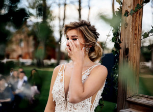 SVADBA se pretvorila u CIRKUS: Zbog jednog mladinog postupka mladoženja je napravio haos, a ona je završila u GOMILI (VIDEO)