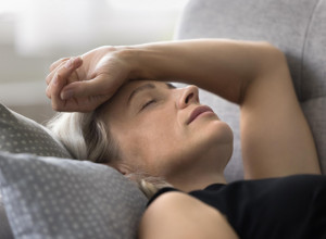 Upozorenje lekara za sve starije od 60 godina: Šta nikako ne smete da radite DOK STE PREHLAĐENI