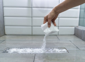 Ako osećate smrad iz odvoda kupatila posle kiše, POSTOJI REŠENJE! Sipajte namirnicu iz kuhinje i nestaće za tren!