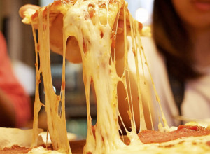 PICA od starog  hleba za 20 minuta: MIRISNI DORUČAK iz rerne koji otvara APETIT