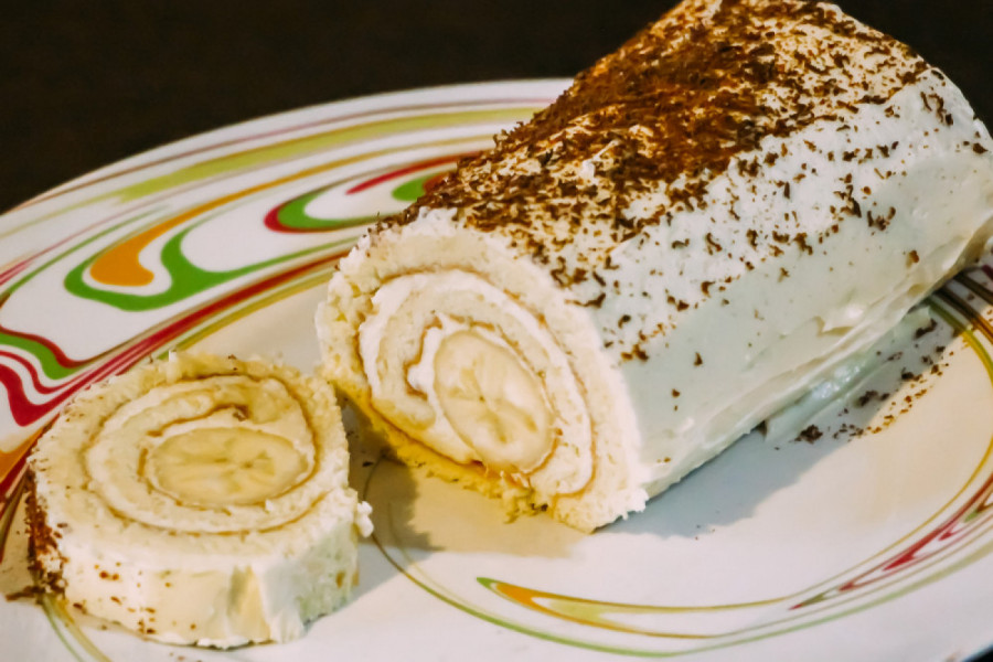 Najkremastiji ROLAT SA BANANAMA I ORASIMA: Svi ga obožavamo, a recept je pao u zaborav