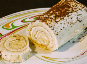 Najkremastiji ROLAT SA BANANAMA I ORASIMA: Svi ga obožavamo, a recept je pao u zaborav