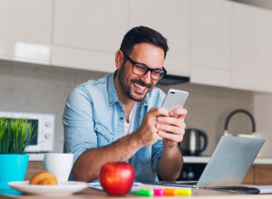 Ukoliko vam muškarac pošalje neku od OVIH 5 PORUKA, to znači da je ludo zaljubljen u vas!