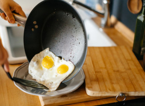 Samo ovako se jaje NEĆE zalepiti za tiganj: Sve što vam treba već imate, TRIK zlata vredan!