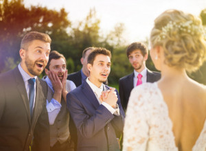 Pijani kum mi je uništio venčanje, prvo smo mu oteli mikrofon tokom zdravice, ali onda je usledila KATASTROFA!