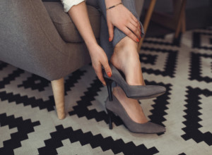 Primetili ste da vam CIPELE SMRDE: Nikad nije bilo lakše uklonite neprijatne mirise sastojcima koje svi imamo KOD KUĆE!