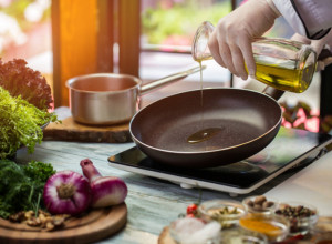 Stari bakin trik sprečava prskanje ulja tokom prženja, treba da uradite samo JEDNU stvar! (VIDEO)