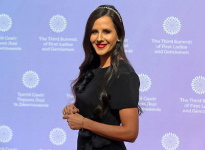 TAMARA VUČIĆ rame uz rame sa MELANIJOM TRAMP: Obe zasijale u belom, ali Srpkinja je ipak ukrala svu pažnju! (VIDEO)