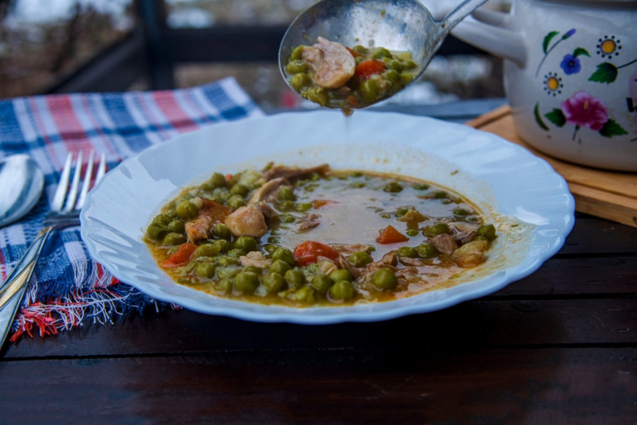 Starinski RECEPT za grašak sa piletinom: Zdravo jelo koje će zavoleti i oni koji ne vole ovo povrće!