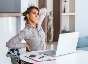 Evo zašto nas sve češće boli VRAT: Posebno su ugroženi MLADI,  a sve zbog ove loše navike!