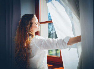 Čak ni usred zime ne možete BEZ VAZDUHA? Naučnici otkrili da li je zdravo spavati sa otvorenim prozorom!