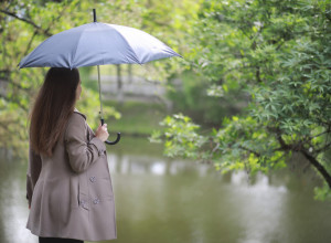 Da li znate čemu zaista služi metalni šiljak na vrhu kišobrana? Za muškarce je pomoć, za žene oružje!
