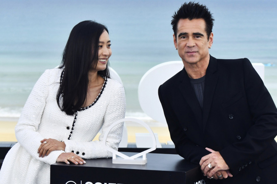 Da li bi vi mogle da sklonite pogled sa glumca Kolina Farela?