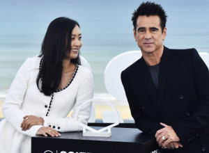 Da li bi vi mogle da sklonite pogled sa glumca Kolina Farela?