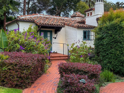 Prelepi, elegantni i skupi hotel El Encanto, smešten na padini Rivera u Santa Barbari, neposredno nakon što su gosti završili sa pićem  krenuli ka prevozu