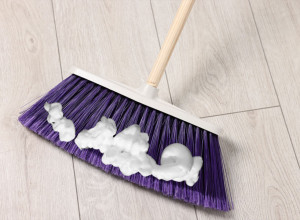 Stavila je penu za brijanje na metlu i rešila jedan OGROMAN problem u kupatilu