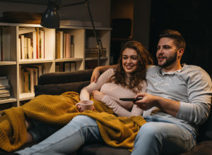 Studije su potvrdile: Ovako FILMSKO VEČE sa partnerom utiče na VEZU - ne košta ništa, a čini čuda!