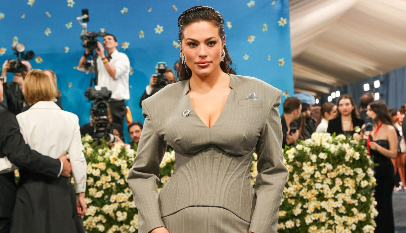 Najpoznatija PLUS-SAJZ MANEKENKA ponovo UKRALA ŠOU: Pokazala sve adute u smeloj haljini dubokog šlica! (FOTO-GALERIJA)