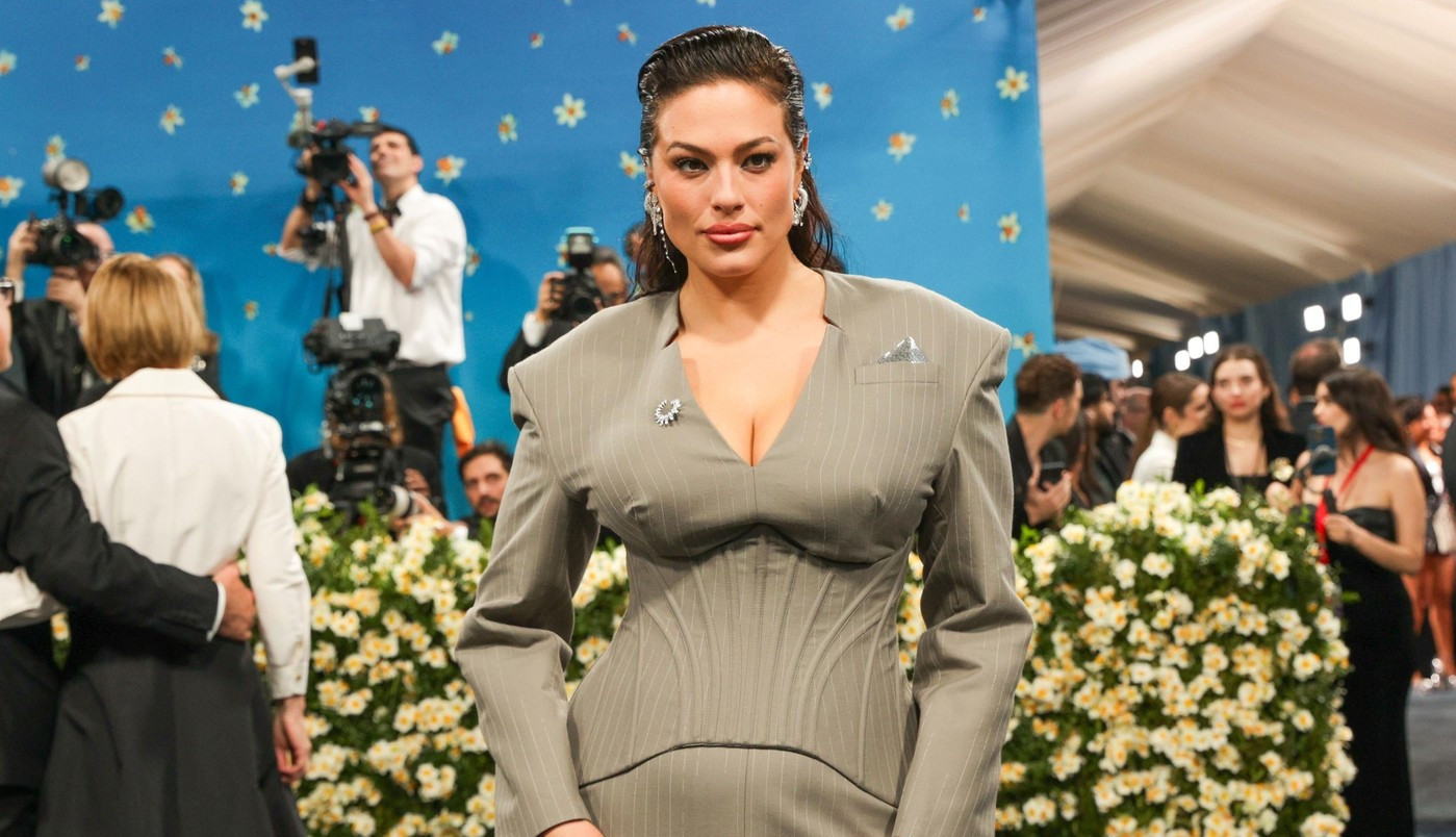 Najpoznatija PLUS-SAJZ MANEKENKA ponovo UKRALA ŠOU: Pokazala sve adute u smeloj haljini dubokog šlica! (FOTO-GALERIJA)