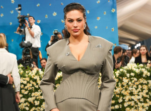 Najpoznatija PLUS-SAJZ MANEKENKA ponovo UKRALA ŠOU: Pokazala sve adute u smeloj haljini dubokog šlica! (FOTO-GALERIJA)