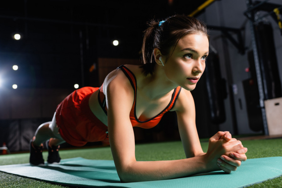 Ne treba vam teretana: Sa vežbom koja traje samo MINUT imaćete ZATEGNUT STOMAK i prava leđa